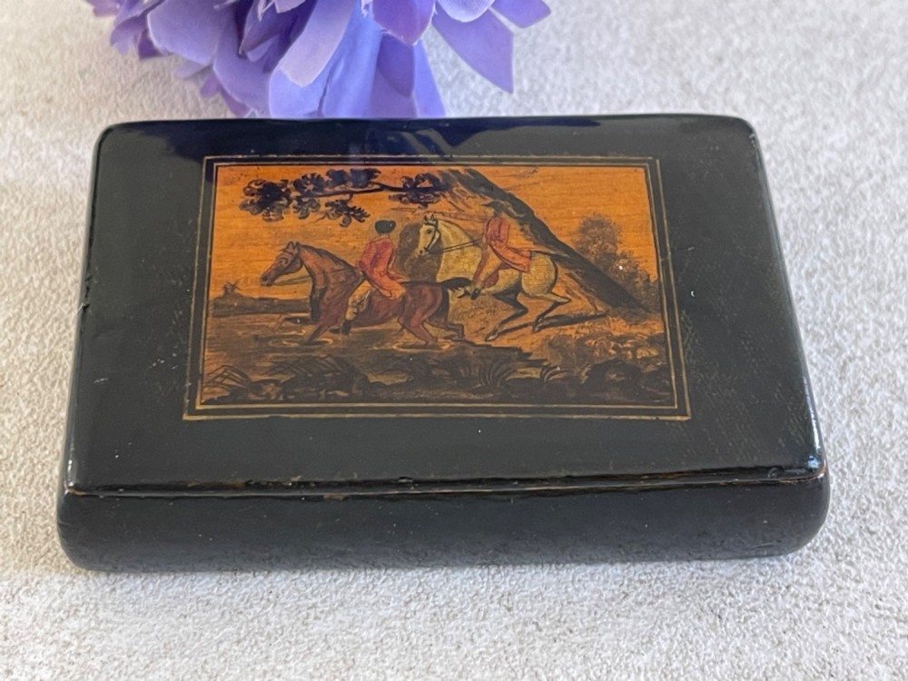 An Antique Scottish Pinworm Snuff Box - Huntsmen by Russell, Glasgow
