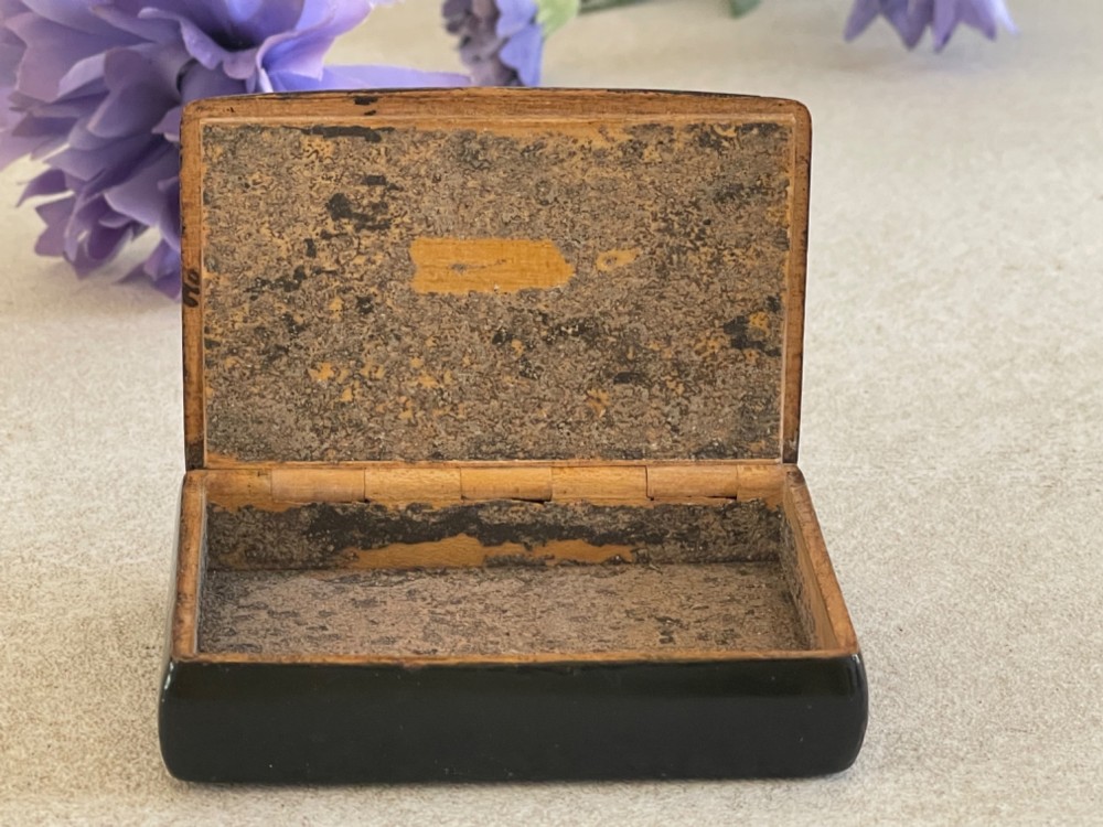 An Antique Scottish Pinworm Snuff Box - Huntsmen by Russell, Glasgow View II