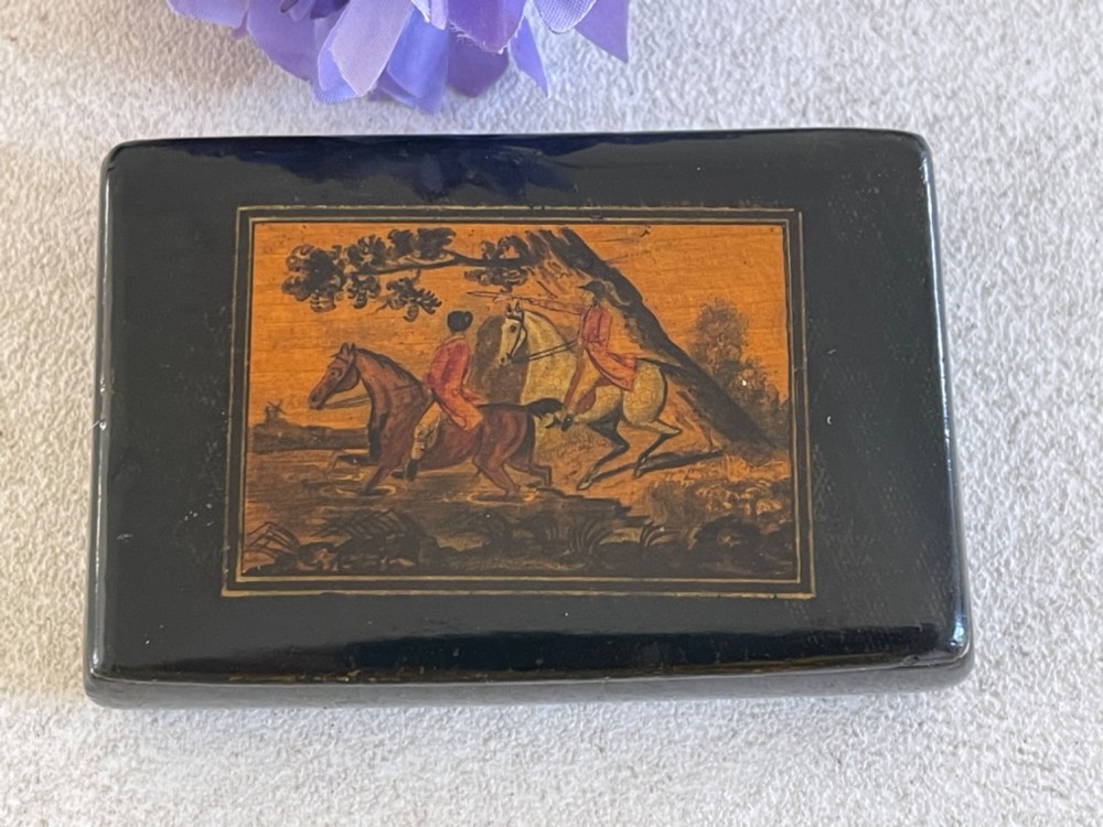 An Antique Scottish Pinworm Snuff Box - Huntsmen by Russell, Glasgow View III
