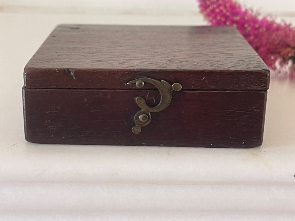 An antique Georgian square mahogany box compass shown open, featuring a brass bezel, glass top, and brass hook clasp. View VI