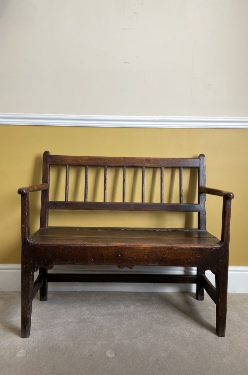 A LOVELY QUEEN ANNE PERIOD SMALL BENCH 