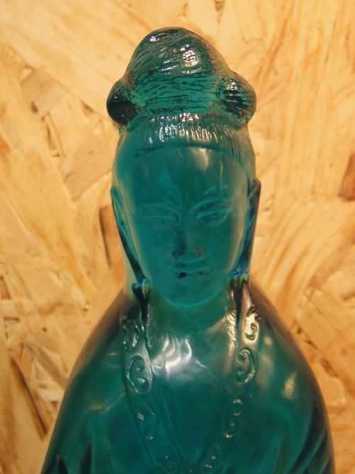LARGE 19TH C TURQUOISE COLOUR PEKING GLASS QUANYIN - ADDITIONAL PHOTO 4