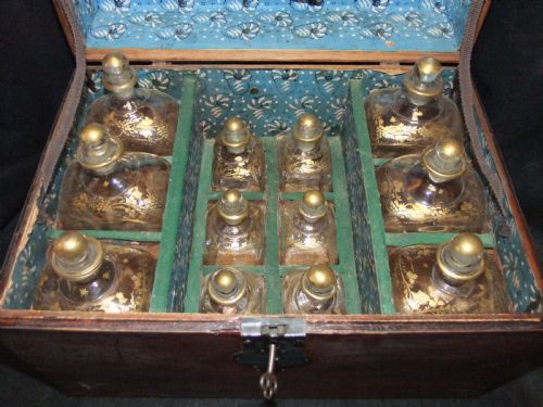 LARGE LATE 18TH C OFFICERS GLASS GOLD DECORATED DECANTER CAMPAIGN SET - ADDITIONAL PHOTO 1