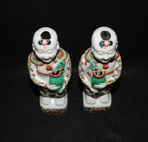 PAIR OF KANGXI PERIOD CHINESE FAMILLE VERTE WUCAI HOHO BOY'S - ADDITIONAL PHOTO 5