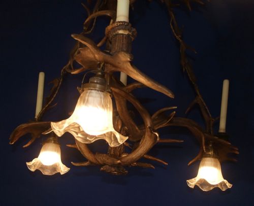 ANTIQUE RED ROE DEER ANTLER TRIANGLE CHANDELIER C 1930'S - ADDITIONAL PHOTO 1