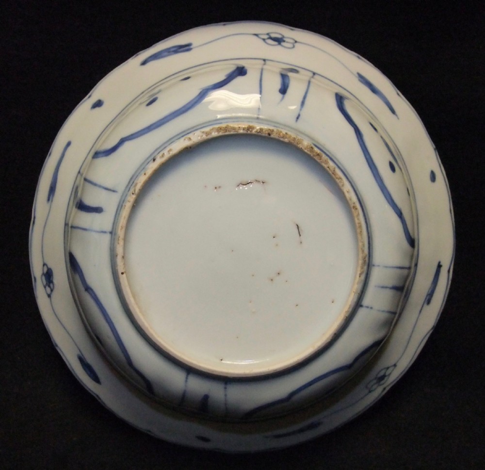 A circular Wanli period Kraak porcelain klapmuts bowl decorated with cobalt blue underglaze landscapes and panelled rim motifs. View XIII