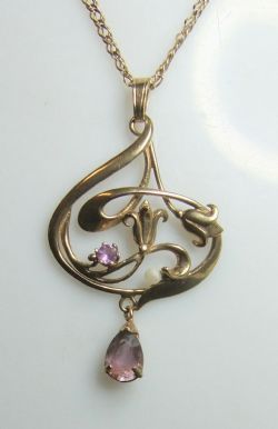 ART NOUVEAU 9CT GOLD NECKLACE WITH AMETHYST AND SEED PEARL PENDANT C1910