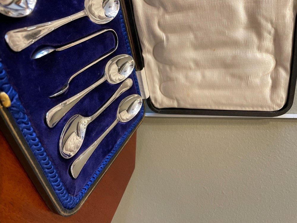 A good set of George V solid silver teaspoons and tongs  View V