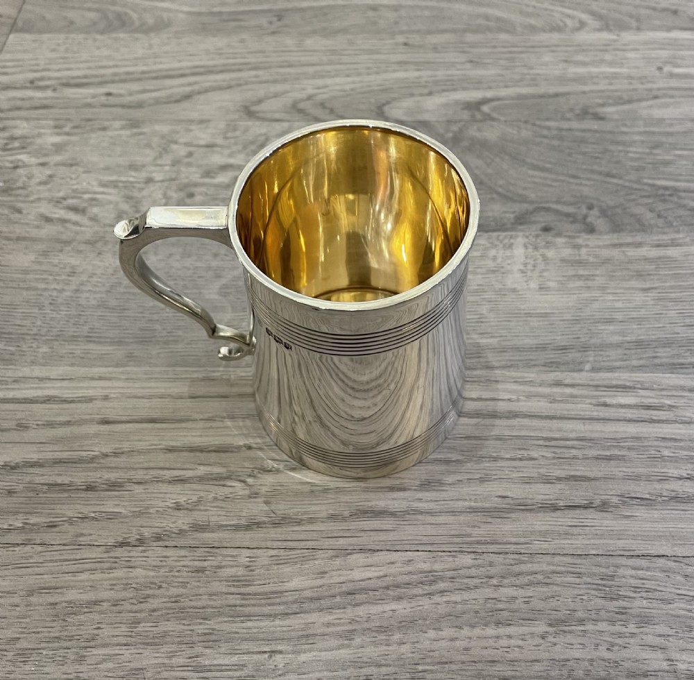Heavy George V solid silver half pint tankard by Z Barraclough & Sons, Hallmarked Sheffield 1919 View II
