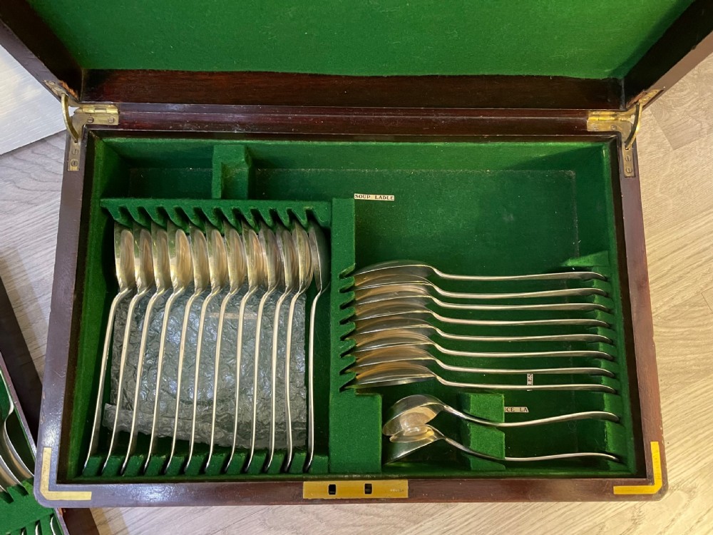 George V Solid Silver Canteen for Twelve People View VI