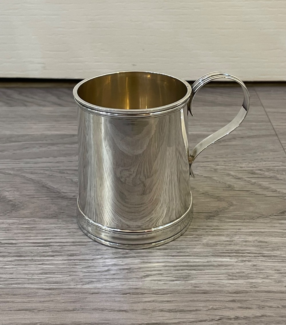 Heavy Edwardian solid silver half pint tankard mug by Carrington & Co, London View II
