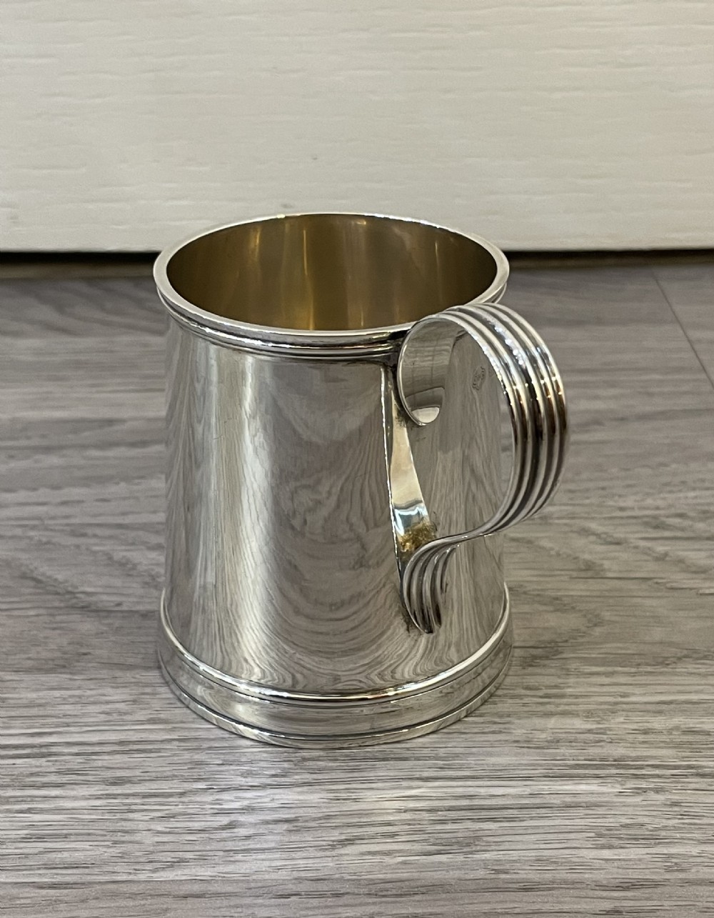 Heavy Edwardian solid silver half pint tankard mug by Carrington & Co, London View III