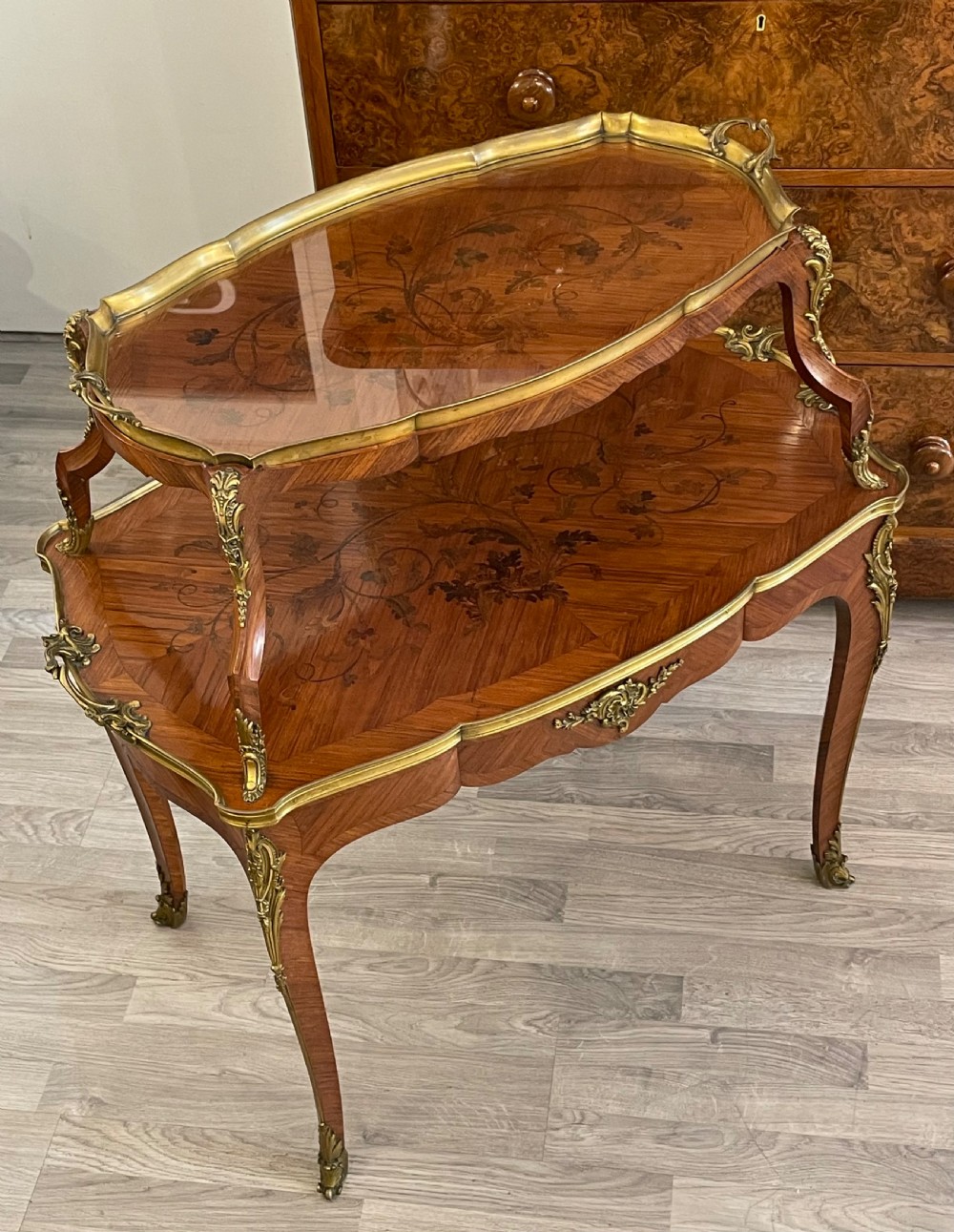 A late 19th-century French kingwood two-tier etagere table with gilt-bronze mounts, floral marquetry, and a glass-bottomed upper tray. View III
