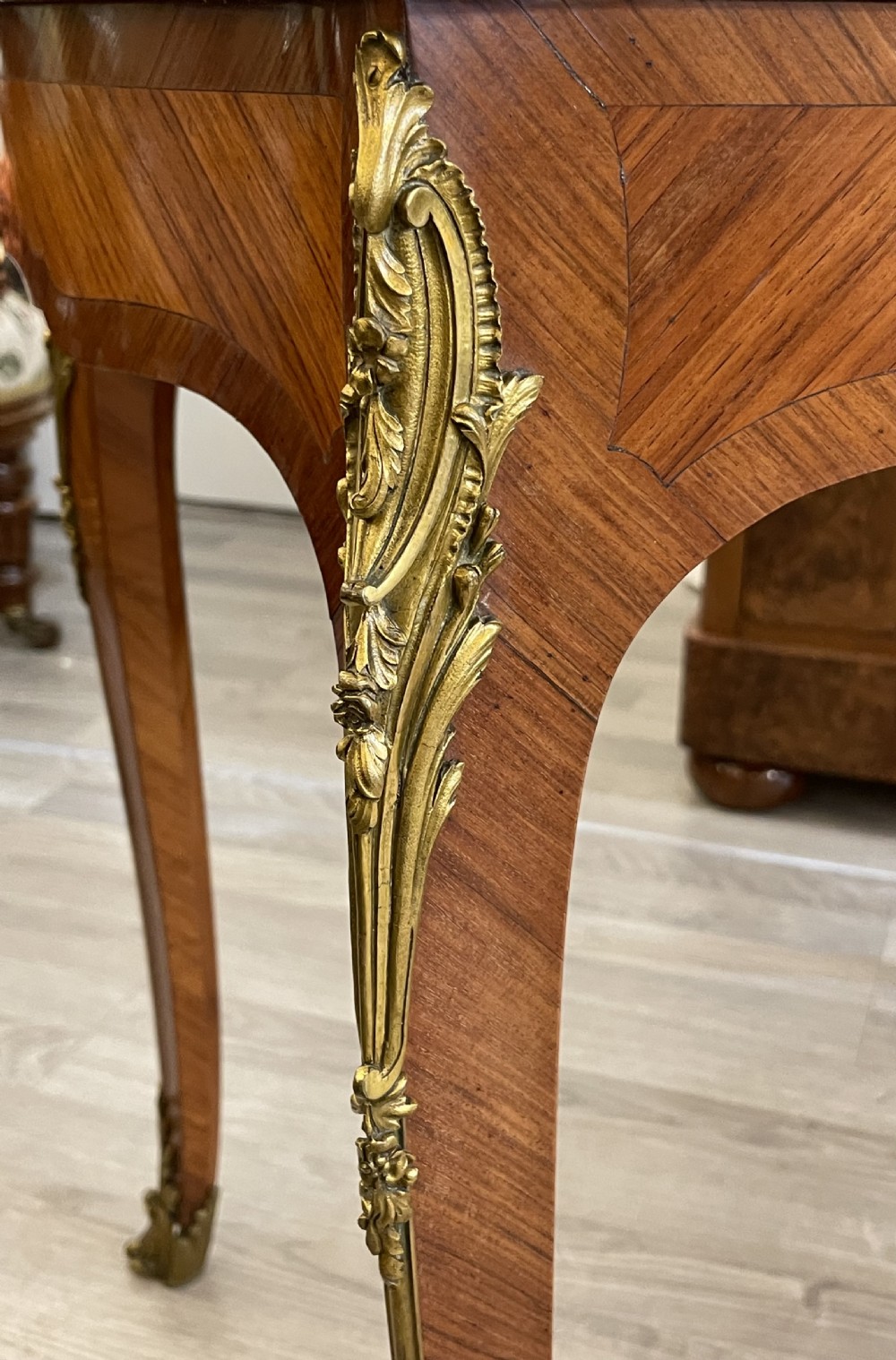 A late 19th-century French kingwood two-tier etagere table with gilt-bronze mounts, floral marquetry, and a glass-bottomed upper tray. View VI