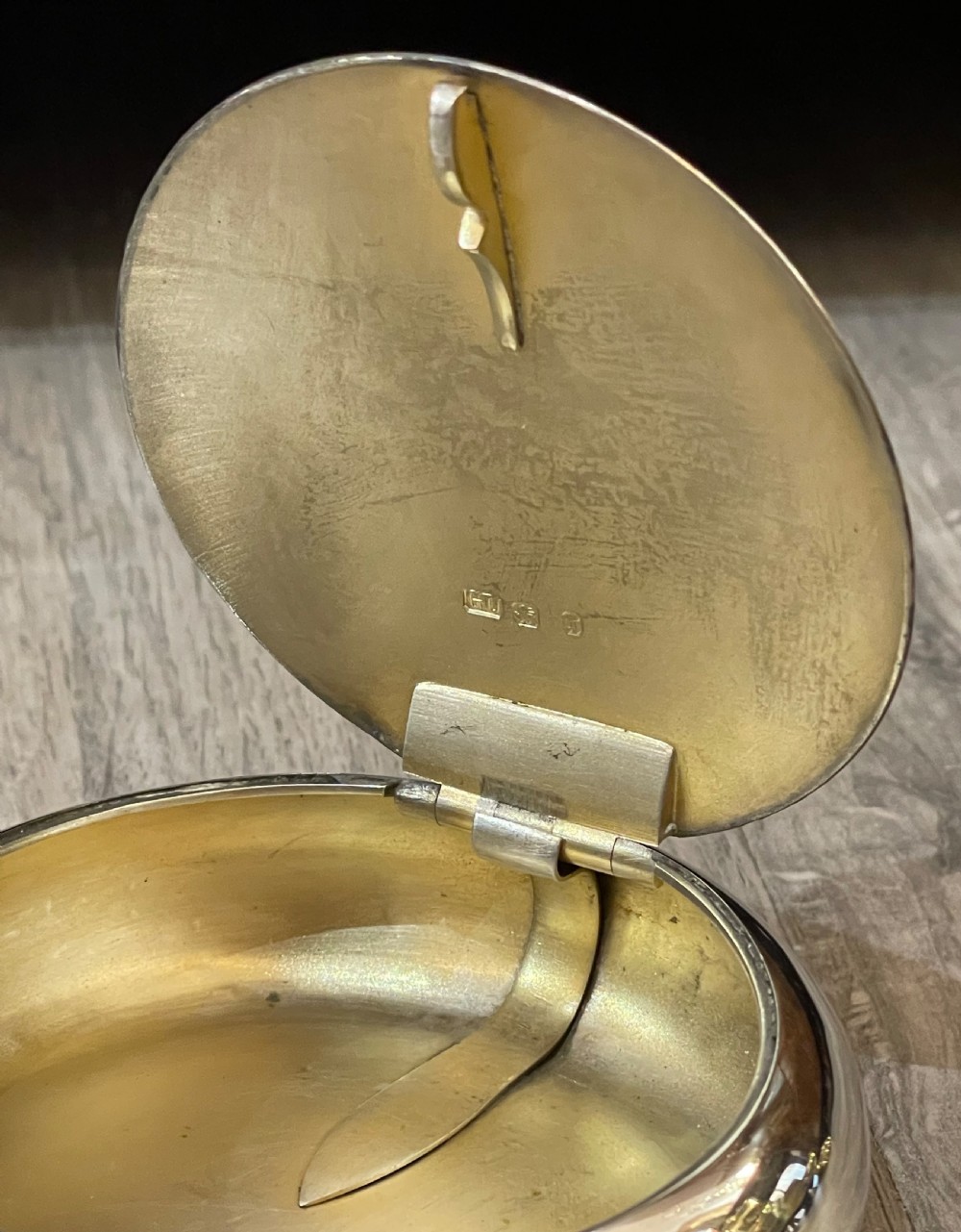 Victorian Solid Silver Pebble Shaped Snuff Box, George Unite   View IV