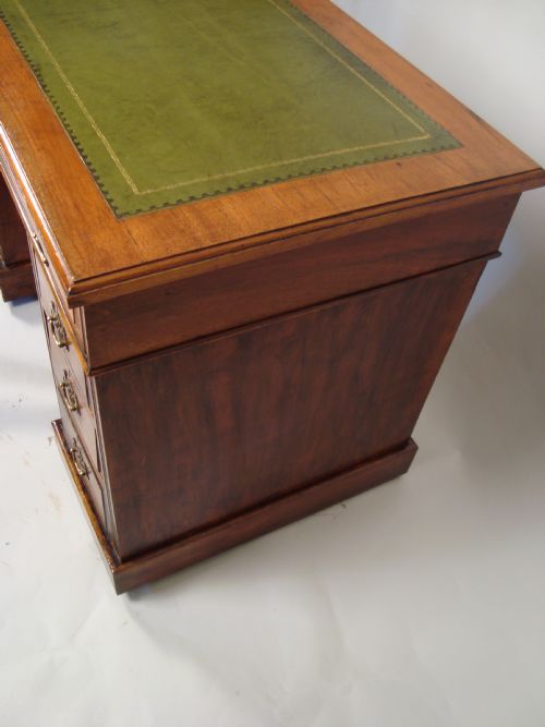 A HANDSOME EDWARDIAN TWIN PEDESTAL DESK - ADDITIONAL PHOTO 6