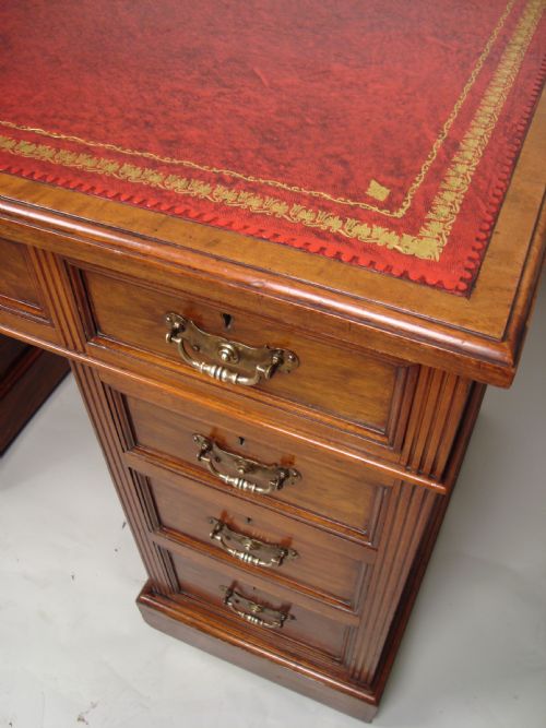 A VERY HANDSOME EDWARDIAN WALNUT PEDESTAL DESK - ADDITIONAL PHOTO 2