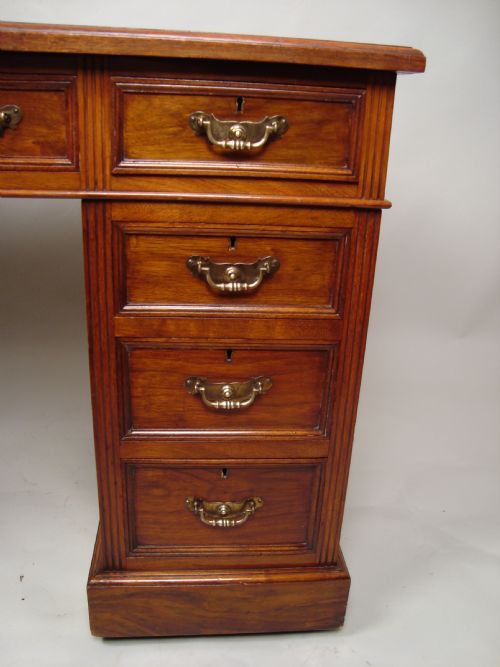 A VERY HANDSOME EDWARDIAN WALNUT PEDESTAL DESK - ADDITIONAL PHOTO 3