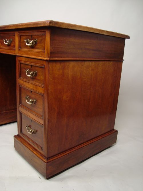 A VERY HANDSOME EDWARDIAN WALNUT PEDESTAL DESK - ADDITIONAL PHOTO 4