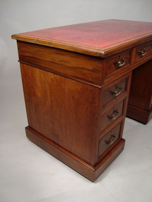 A VERY HANDSOME EDWARDIAN WALNUT PEDESTAL DESK - ADDITIONAL PHOTO 5