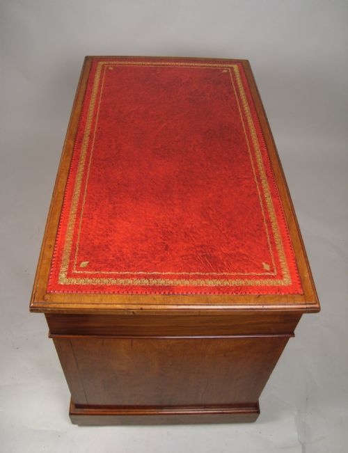 A VERY HANDSOME EDWARDIAN WALNUT PEDESTAL DESK - ADDITIONAL PHOTO 6
