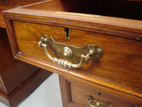 A VERY HANDSOME EDWARDIAN WALNUT PEDESTAL DESK - ADDITIONAL PHOTO 8