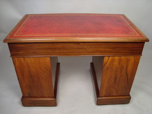A VERY HANDSOME EDWARDIAN WALNUT PEDESTAL DESK - ADDITIONAL PHOTO 9