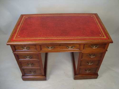 A VERY HANDSOME EDWARDIAN WALNUT PEDESTAL DESK - ADDITIONAL PHOTO 11