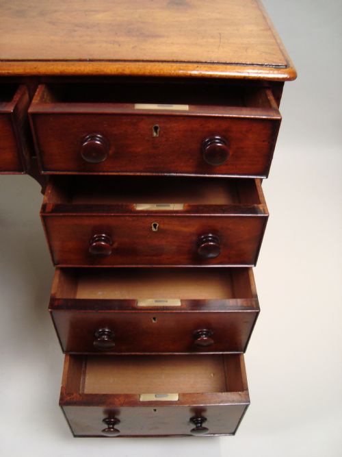 VICTORIAN PEDESTAL WRITING DESK - ADDITIONAL PHOTO 2