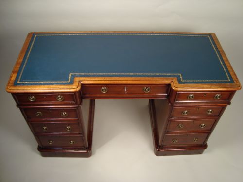 AN ATTRACTIVE VICTORIAN BREAKFRONT PEDESTAL DESK - ADDITIONAL PHOTO 1