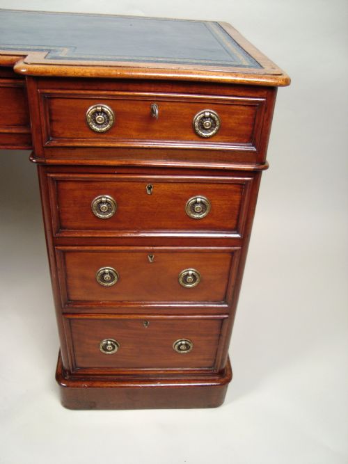 AN ATTRACTIVE VICTORIAN BREAKFRONT PEDESTAL DESK - ADDITIONAL PHOTO 2