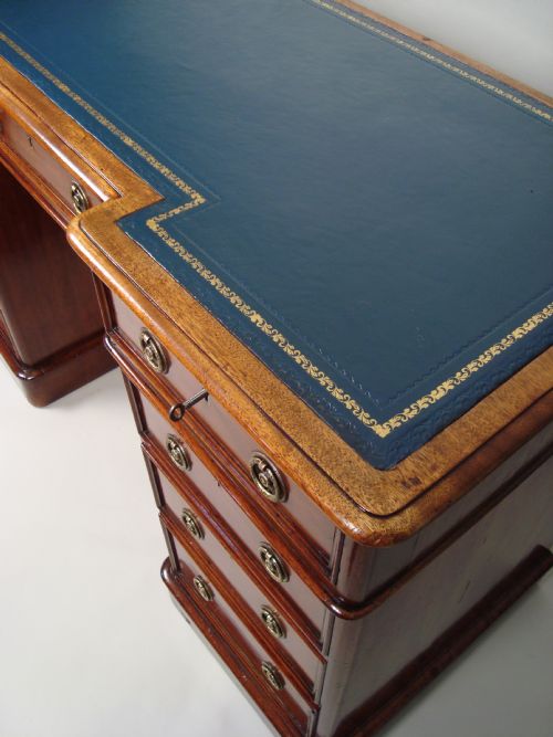 AN ATTRACTIVE VICTORIAN BREAKFRONT PEDESTAL DESK - ADDITIONAL PHOTO 3