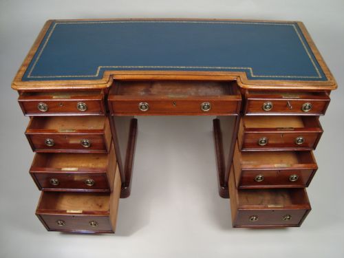 AN ATTRACTIVE VICTORIAN BREAKFRONT PEDESTAL DESK - ADDITIONAL PHOTO 4