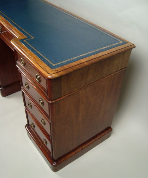 AN ATTRACTIVE VICTORIAN BREAKFRONT PEDESTAL DESK - ADDITIONAL PHOTO 6