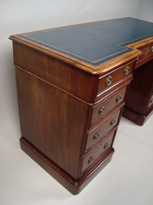 AN ATTRACTIVE VICTORIAN BREAKFRONT PEDESTAL DESK - ADDITIONAL PHOTO 7