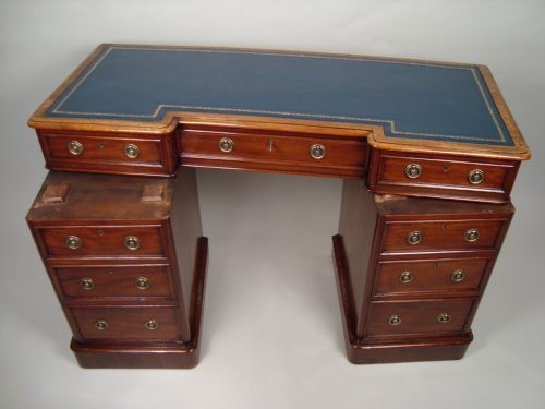AN ATTRACTIVE VICTORIAN BREAKFRONT PEDESTAL DESK - ADDITIONAL PHOTO 9