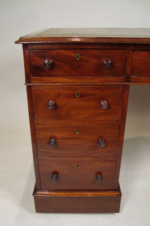 A LARGE HANDSOME VICTORIAN DESK - ADDITIONAL PHOTO 2
