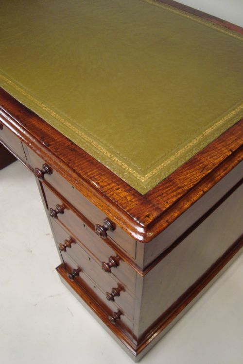 A LARGE HANDSOME VICTORIAN DESK - ADDITIONAL PHOTO 3