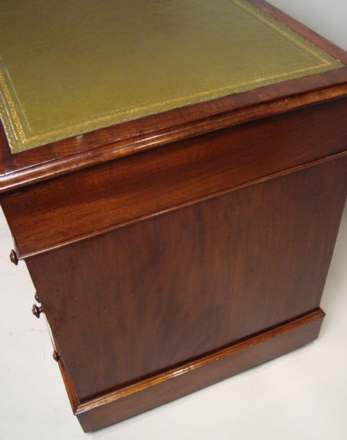 A LARGE HANDSOME VICTORIAN DESK - ADDITIONAL PHOTO 5