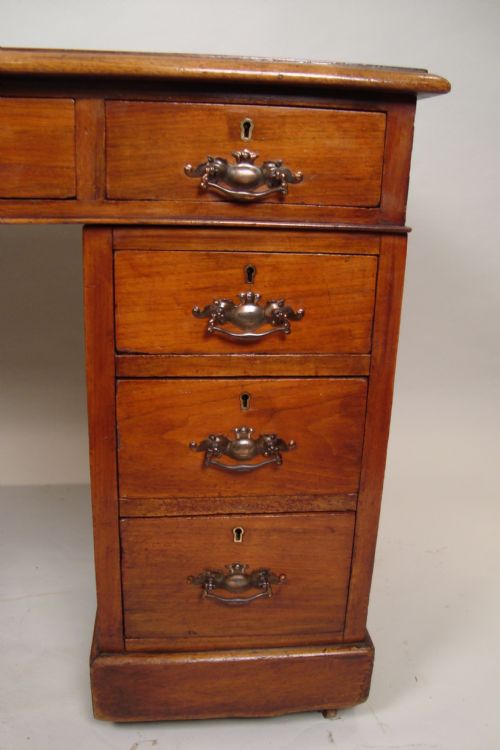AN ORIGINAL VICTORIAN MAHOGANY TWIN PEDESTAL DESK - ADDITIONAL PHOTO 2
