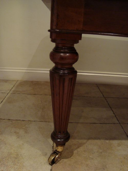 A TOP QUALITY WILLIAM IV WRITING DESKLIBRARY TABLE DATING FROM CIRCA 1830 - ADDITIONAL PHOTO 1