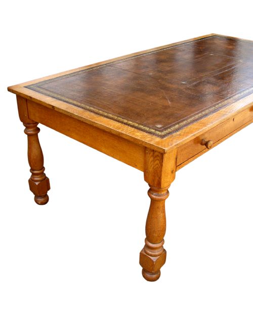 A VERY LARGE ANTIQUE GOLDEN OAK CONFERENCE WRITING DESK - ADDITIONAL PHOTO 1