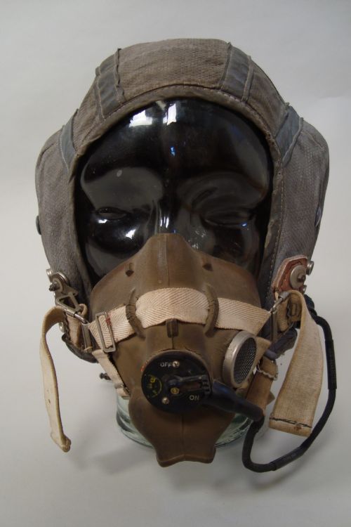 A VINTAGE AIRMANS MASK - ADDITIONAL PHOTO 1