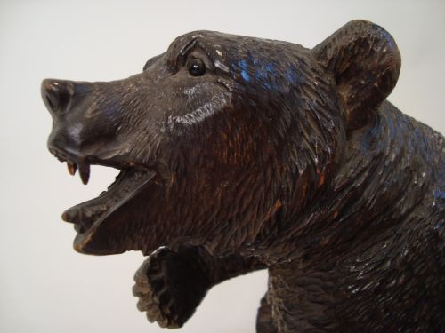 A CHARACTERFUL BLACK FOREST CARVED BEAR - ADDITIONAL PHOTO 3