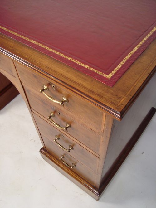 A HANDSOME WALNUT PEDESTAL DESK C1900 - ADDITIONAL PHOTO 3