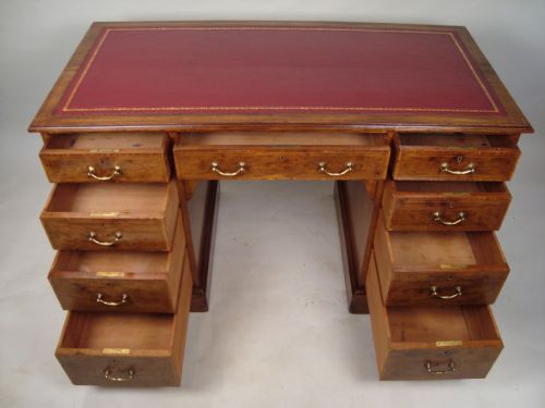 A HANDSOME WALNUT PEDESTAL DESK C1900 - ADDITIONAL PHOTO 4