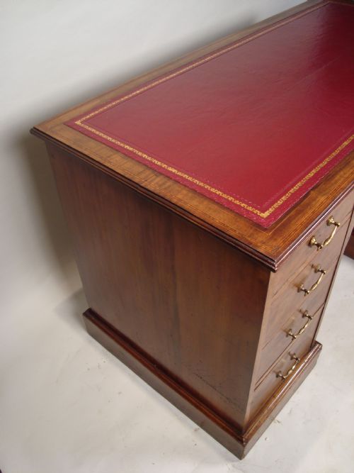 A HANDSOME WALNUT PEDESTAL DESK C1900 - ADDITIONAL PHOTO 8
