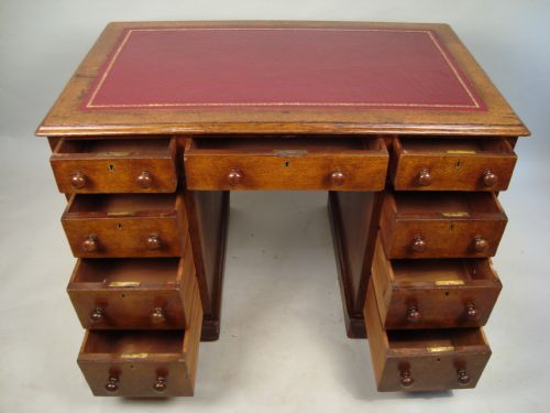 A VICTORIAN OAK PEDESTAL DESK - ADDITIONAL PHOTO 1