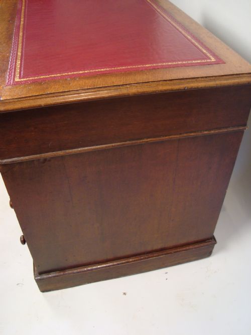 A VICTORIAN OAK PEDESTAL DESK - ADDITIONAL PHOTO 4