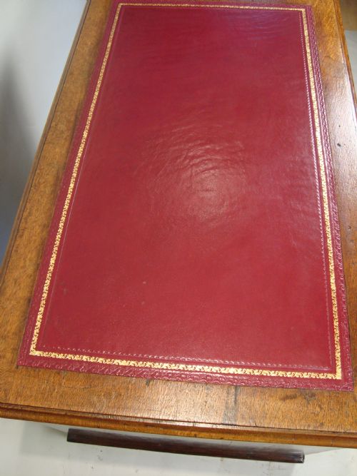 A VICTORIAN OAK PEDESTAL DESK - ADDITIONAL PHOTO 5